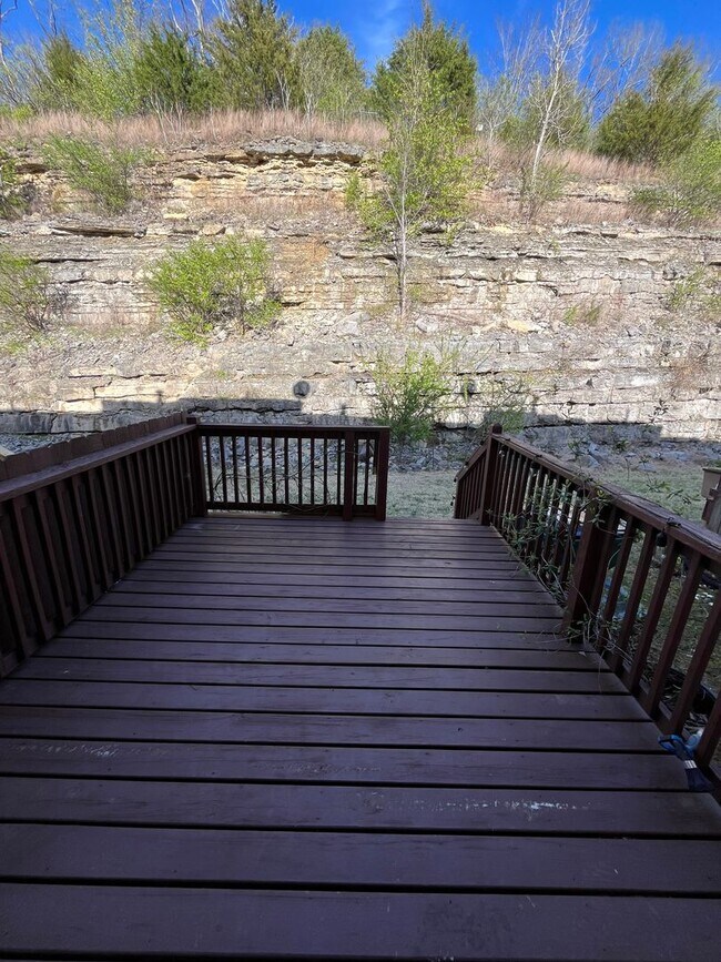 Building Photo - 3 Bedroom/ 2.5 Bath Townhome with 1 Car Garage, Laminate Floors, Minutes to Bellevue and Nashvill...