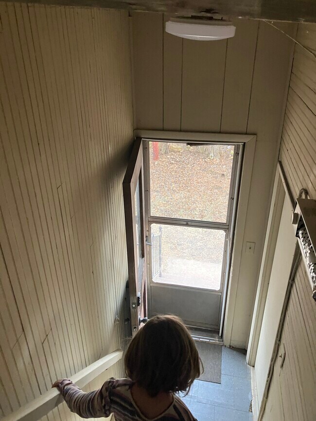 Building Photo - 517 11th Ave W