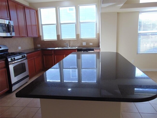 Building Photo - 1076 Sanders