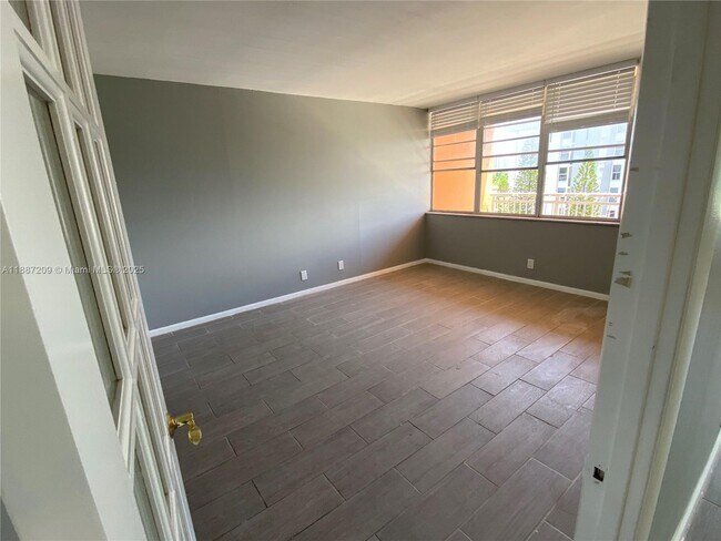 Building Photo - 2025 NE 164th St