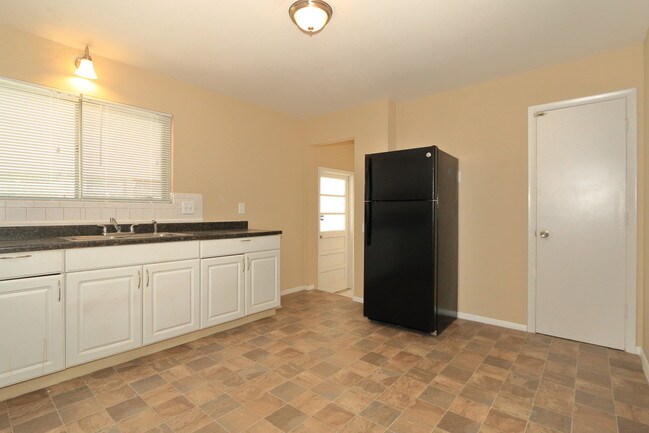 Building Photo - 2750 Mockingbird Lane