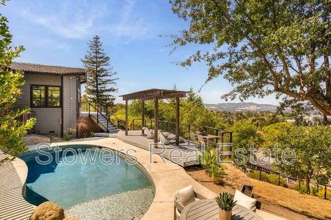 Building Photo - 357 La Casa Via