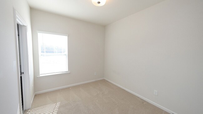 Building Photo - Upgraded & Spacious End Unit Townhome in V...