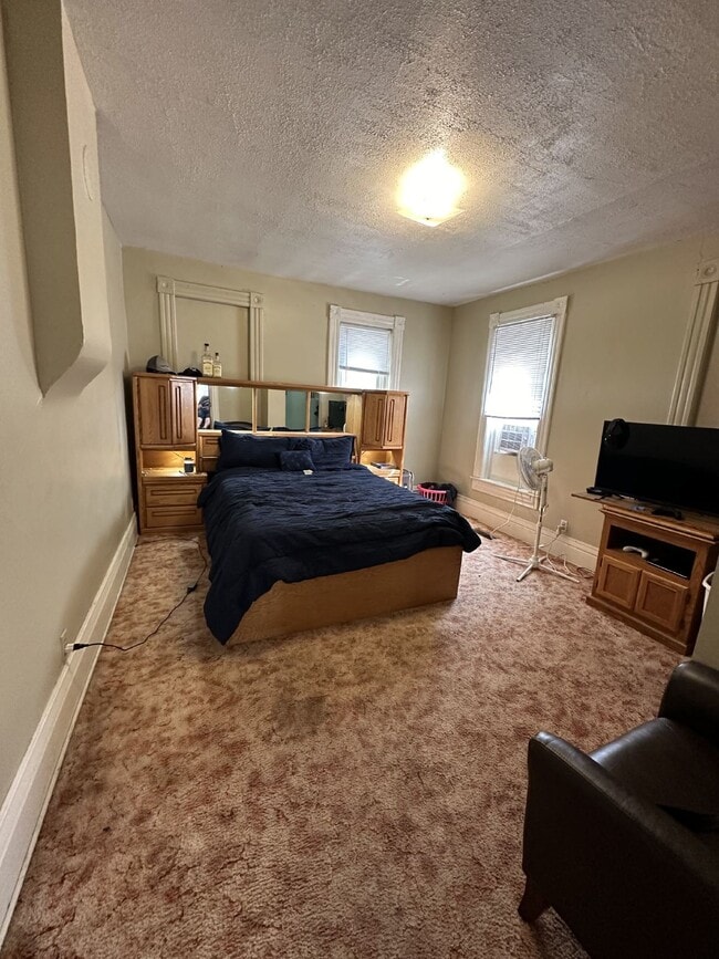 Building Photo - 5 Bed 2 Bath close to UWEC available June 1st! Has a new bathroom!