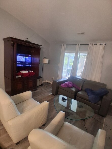Building Photo - 104 Bay Colony Ct