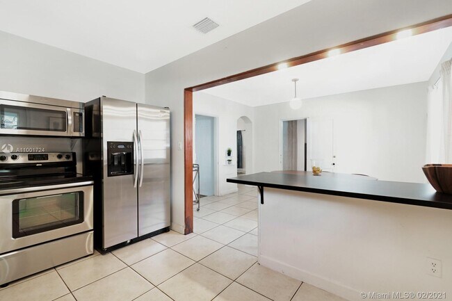 Building Photo - 5943 Biscayne Blvd