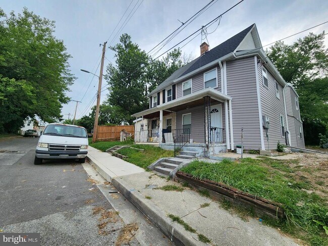 Building Photo - 523 Wellesley St