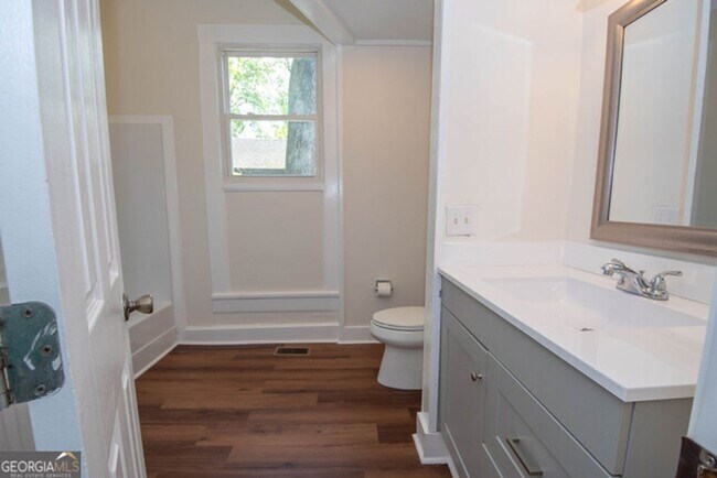 Building Photo - Will not last! Walk to the square in Newna...