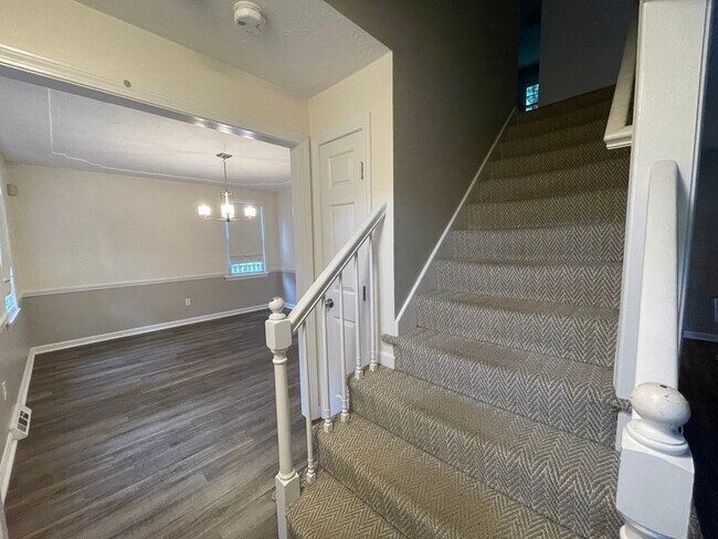 Building Photo - 24 Camelot Ct