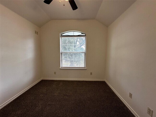 Building Photo - 1400 Prairie Dr
