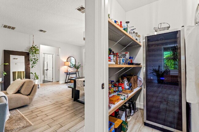 Building Photo - Charming 3-Bed with 2 Baths Oasis in St. C...