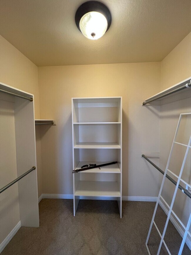 Building Photo - Beautiful Five-Bedroom, Three-Bathroom Home for Rent