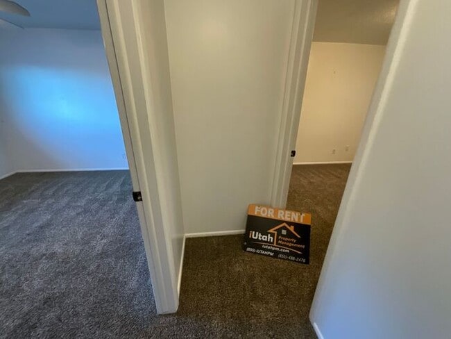 Building Photo - 2 bdrm 1 bath Duplex. Small Dog Friendly