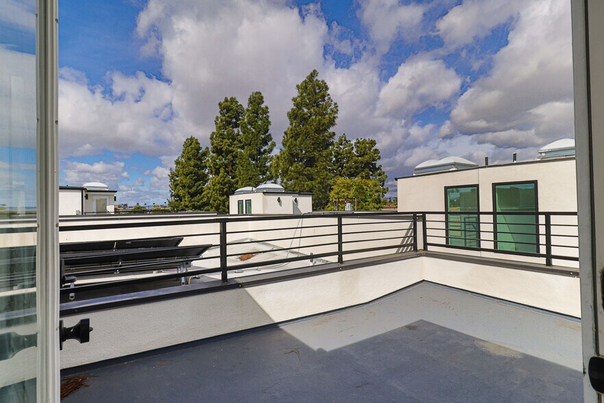 Building Photo - 11810 Gilmore St