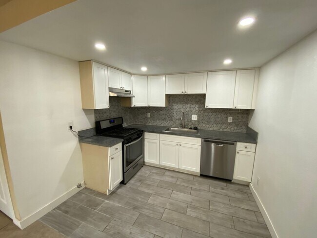 Building Photo - Cozy Update Duplex
