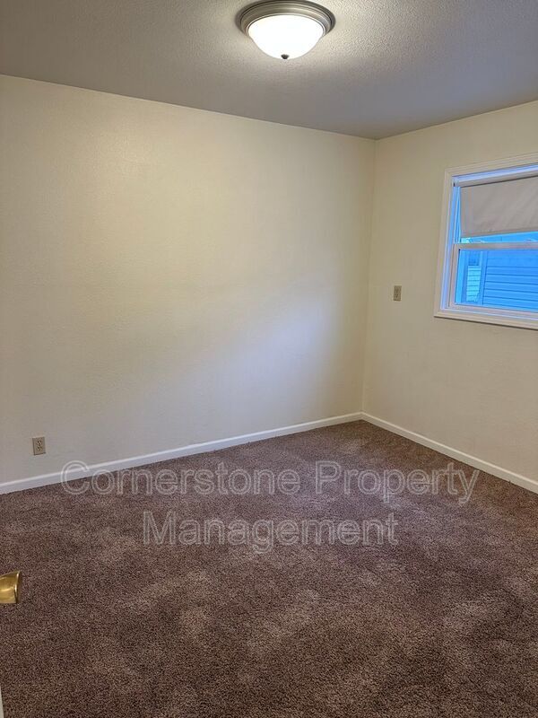 Building Photo - 409 S 13th St