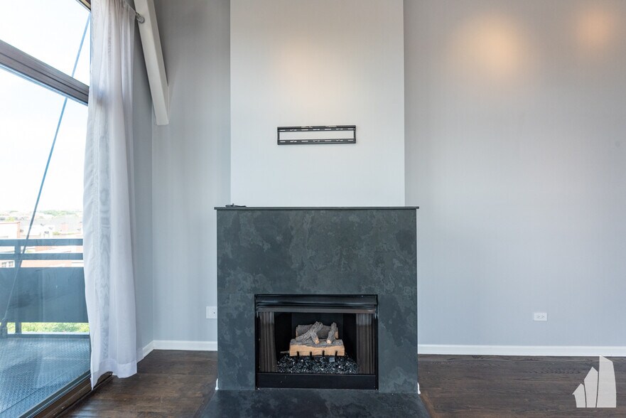 Building Photo - 1735 W Diversey Pkwy