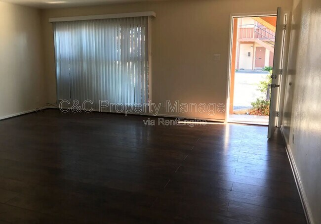 Building Photo - 926 Lupin Dr