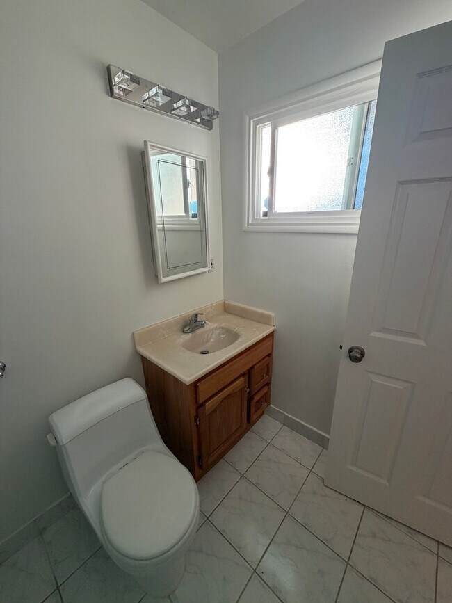 Building Photo - 3 Bedroom 2 Bath Home With Ample Storage