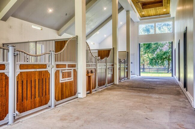 Building Photo - 9879 Stubbs Rd
