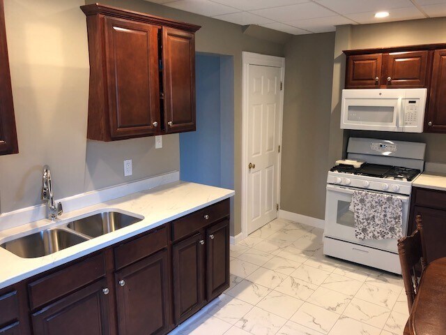 kitchen - 532 W 1st St