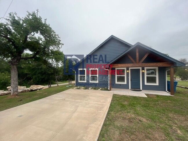Building Photo - Attractive 3 Bed 2 Bath Home in Gated Lake...