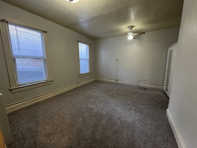 Building Photo - Spacious Top Floor Corner Unit One Bedroom...