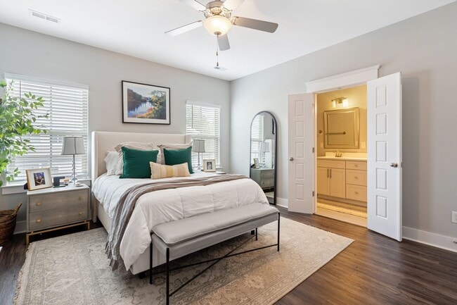 Building Photo - Gorgeous, luxury townhome in convenient West Nashville