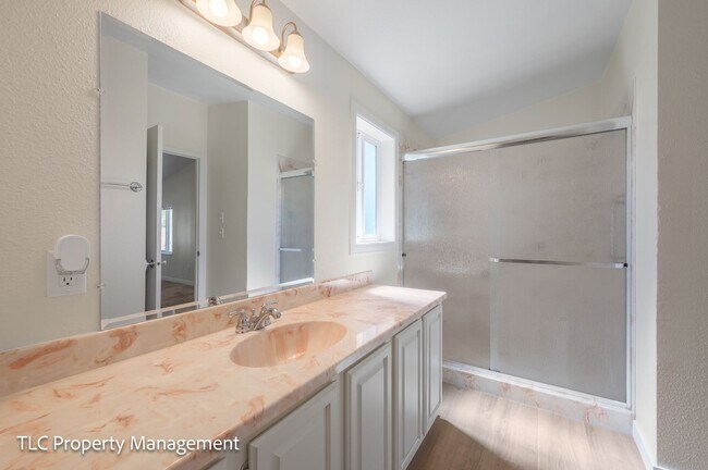 Building Photo - 3bd/2bath Home with a view!!