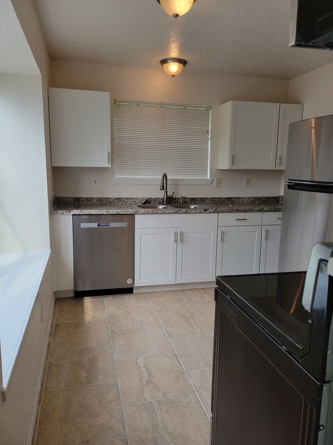Building Photo - One story, 3 bedroom duplex available!
