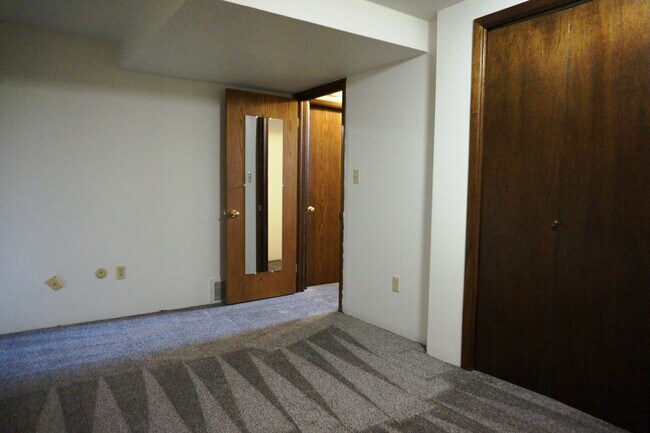 Building Photo - 948