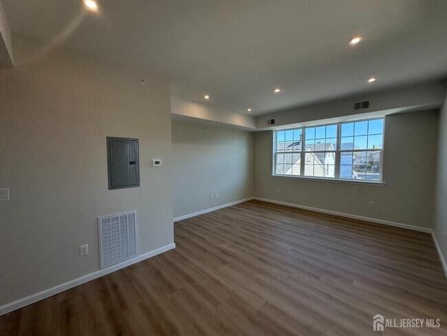 Building Photo - 88 Louis St