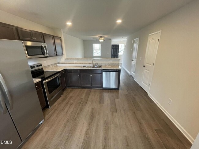Building Photo - 1102 Peony Ln