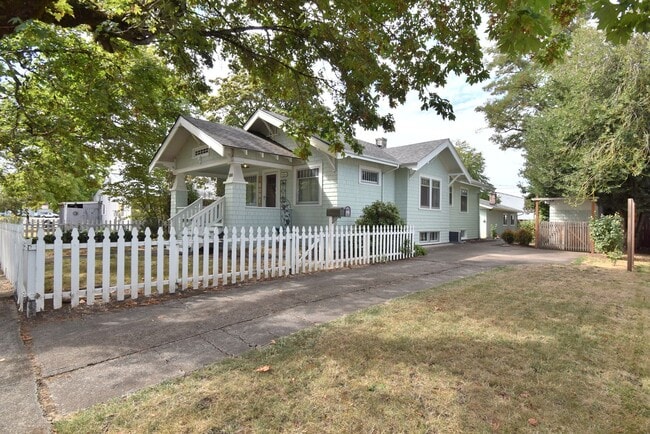 Building Photo - Beautiful Unique Home in Downtown Lebanon!