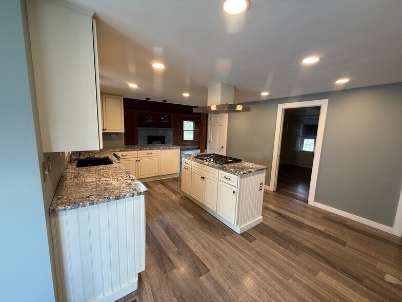 Building Photo - 40 W Quasset Rd