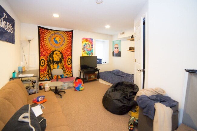Building Photo - Newly Renovated Temple Apartment