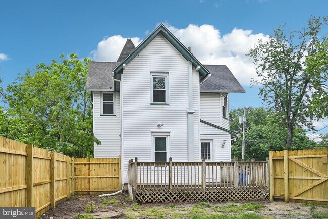 Building Photo - 134 S Main St