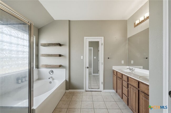 Building Photo - 606 Fairmont Dr