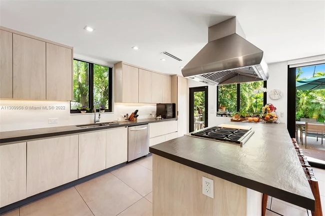 Building Photo - 2815 Regatta Ave