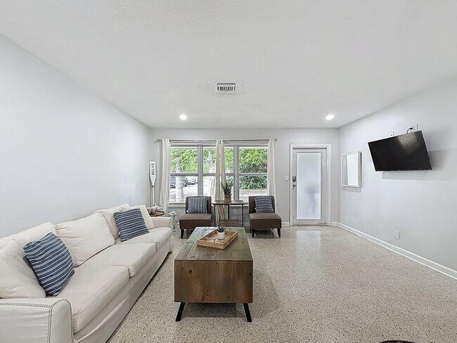 Building Photo - 2840 NE 16th Ct