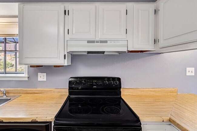 Building Photo - Charming 3-Bedroom Family Home in Orchard Mesa with Incredible Views!!!