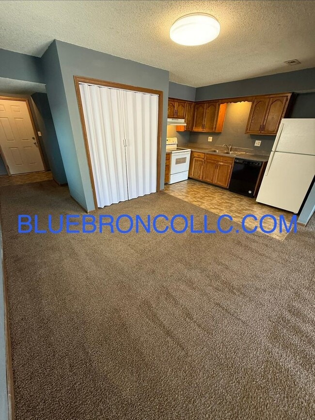 Building Photo - Spacious 3 bedroom with a great layout