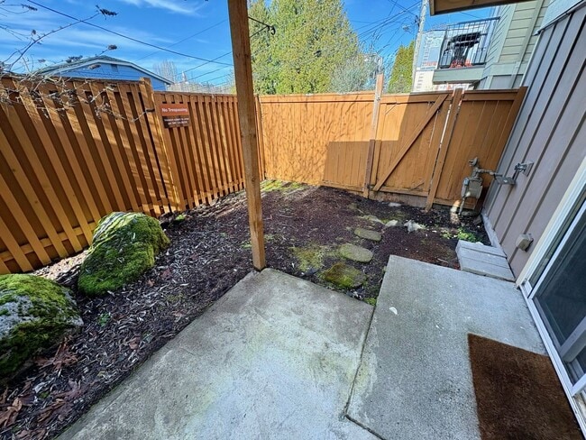 Building Photo - Central District Townhome