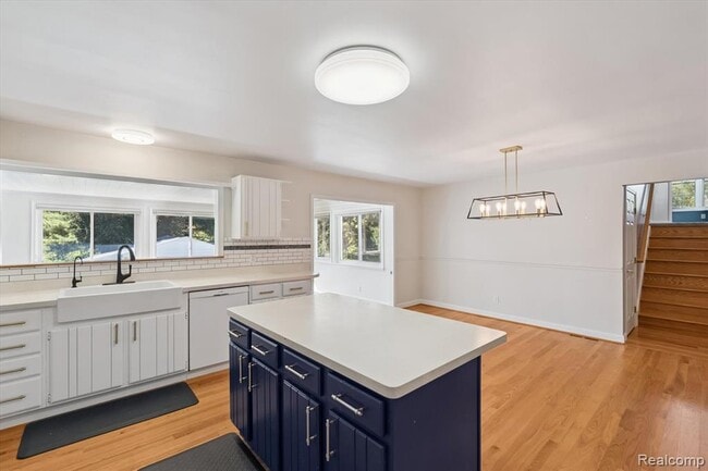 Building Photo - 2860 E Coon Lake Rd