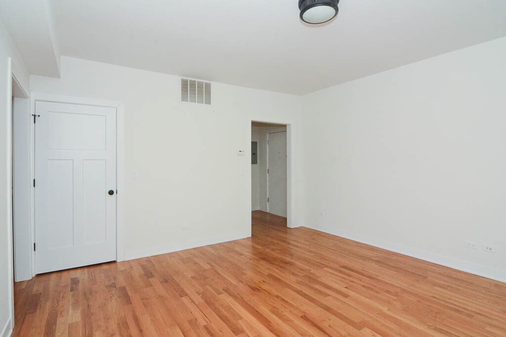 Building Photo - 2207 W Eastwood Ave
