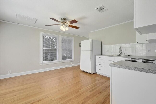 Building Photo - 1606 Travis Heights Blvd