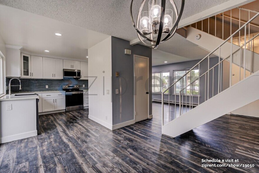 Building Photo - 201 Carriage Dr