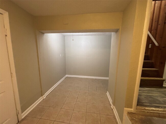 Building Photo - 3010 Jefferson Dr