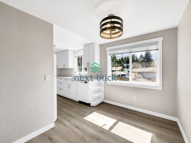 Building Photo - Beautiful 3 beds, 1 bath Single Family Home is available for Rent in Renton!