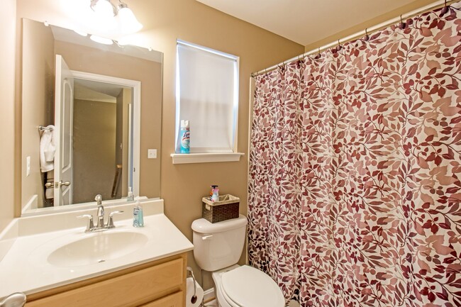 Building Photo - Beautiful 4-Bed, 3.5-Bath End Unit Townhom...